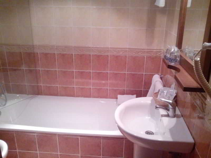 Bathroom 5, Suites Maestranza - Refinadores by Magno Apartments, Sevilla