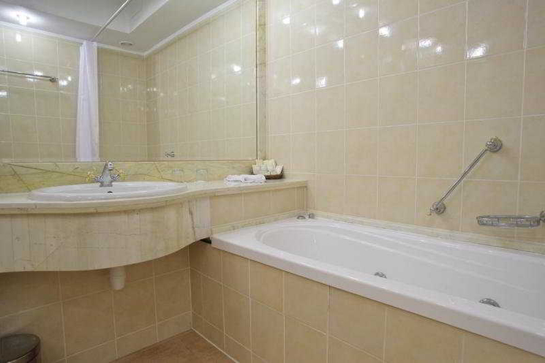 Bathroom 4, Mazurkas, Warsaw
