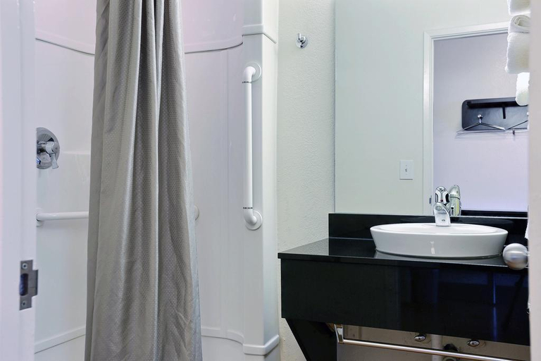 Bathroom 1, Econo Lodge Idaho Falls, Bonneville