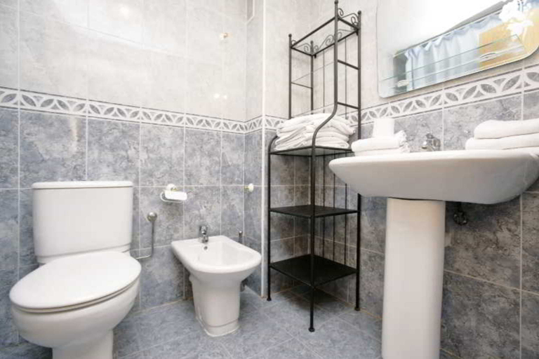 Bathroom, Larimar Apt, Tarragona