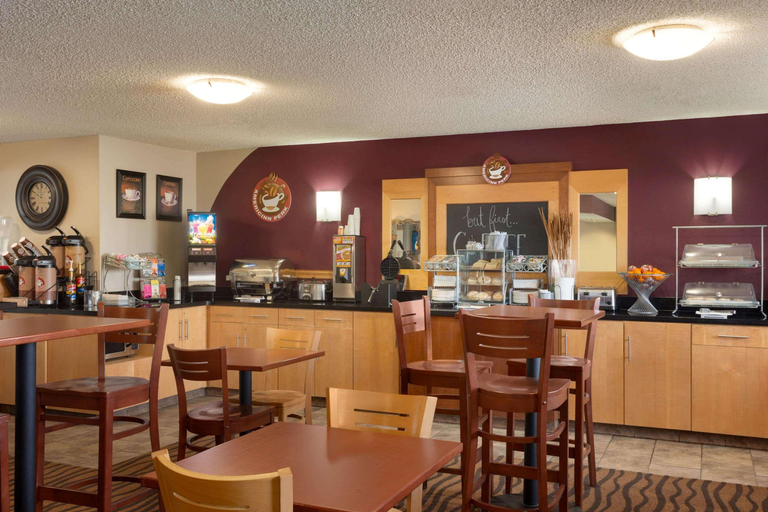 Food & Drinks 5, Sleep Inn & Suites Salina I-135, Saline