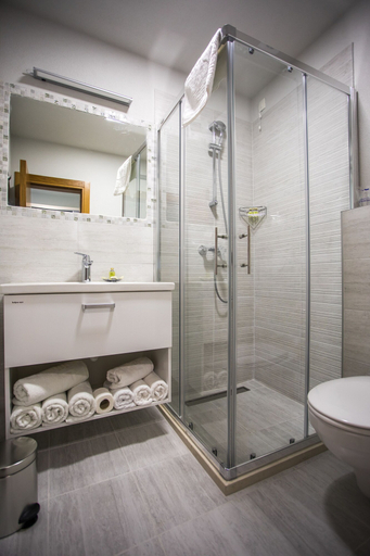 Bathroom 3, Olimpija Plus