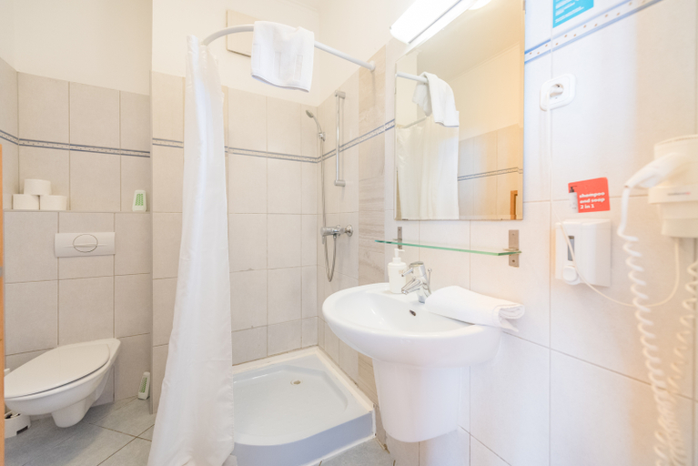 Bathroom 5, Mango Aparthotel, Budapesti