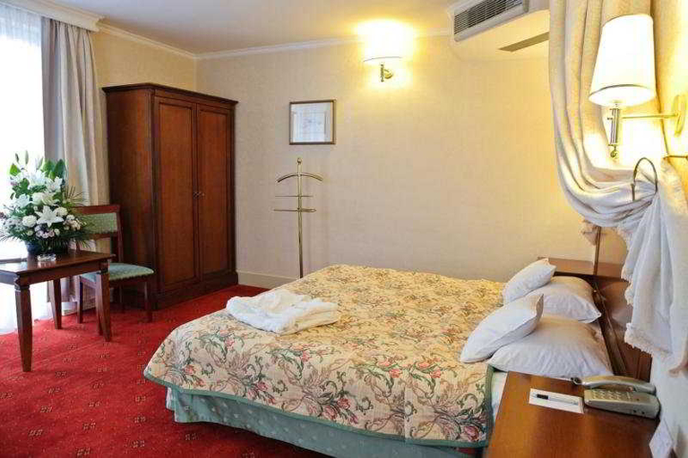 Bedroom 3, Mazurkas, Warsaw