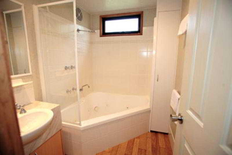 Bathroom, Discovery Parks – Moama West, Murray