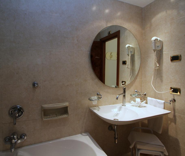 Bathroom 4, Hotel Cicolella, Foggia