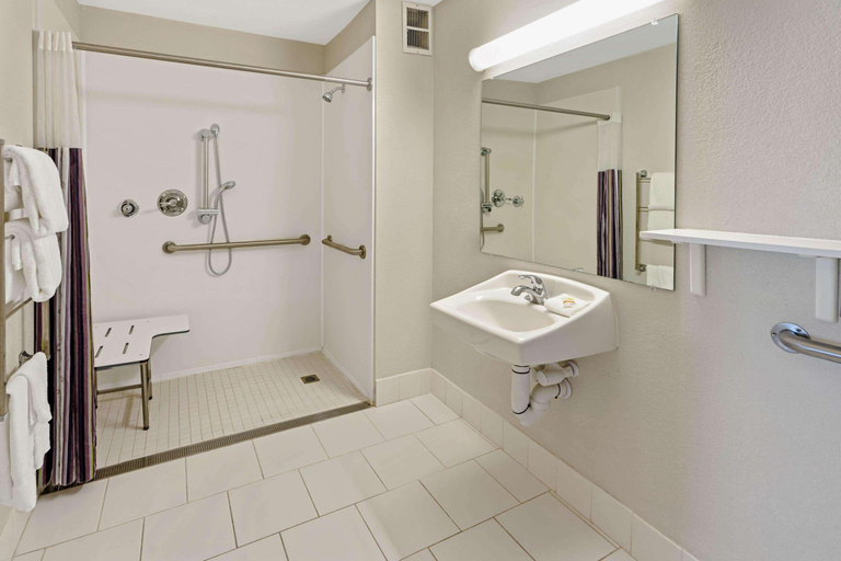 Bathroom 4, Travelodge by Wyndham Phoenix North, Maricopa
