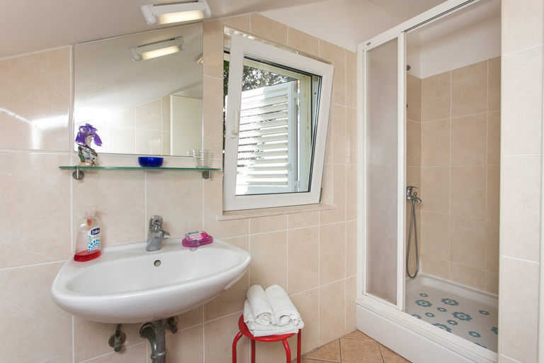 Bathroom 4, Apartmani Tramonto, Pojezerje