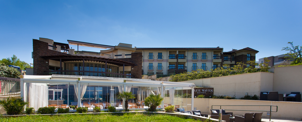 Exterior & Views