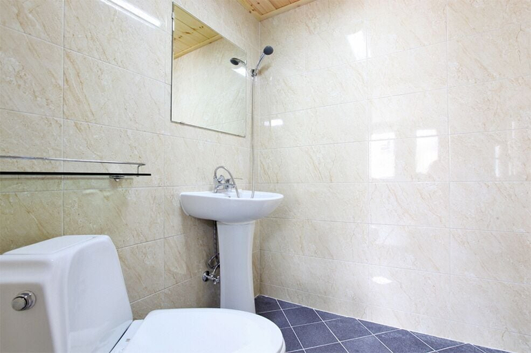 Bathroom 4, Brothers Pension, Sokcho