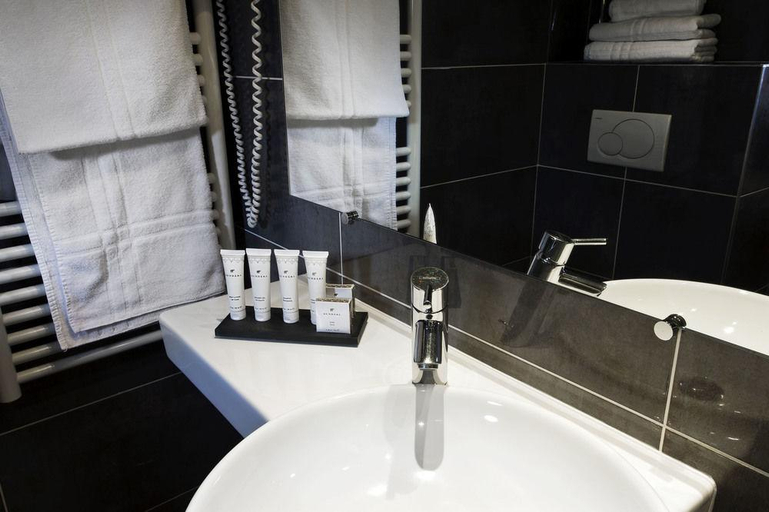 Bathroom 4, Prince Eugene, Paris
