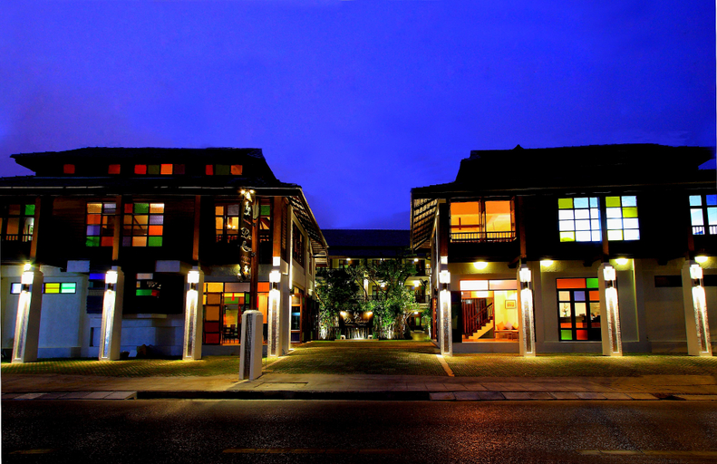 Exterior & Views