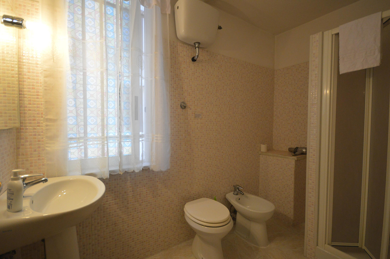 Bathroom 4, Alexis, Roma