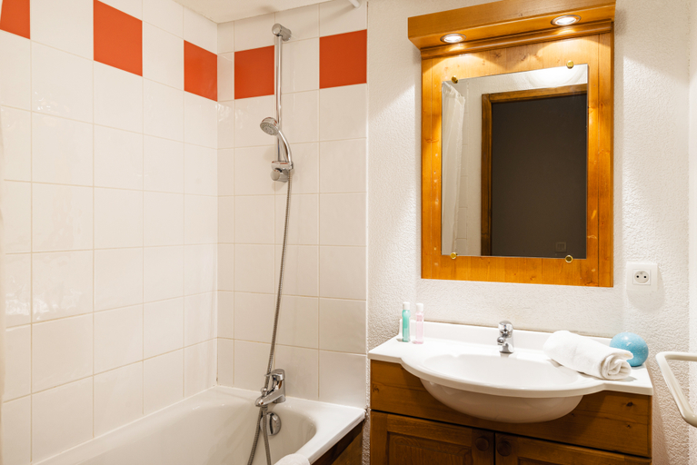 Bathroom, Lagrange Vacances Les Fermes de Samoens, Haute-Savoie