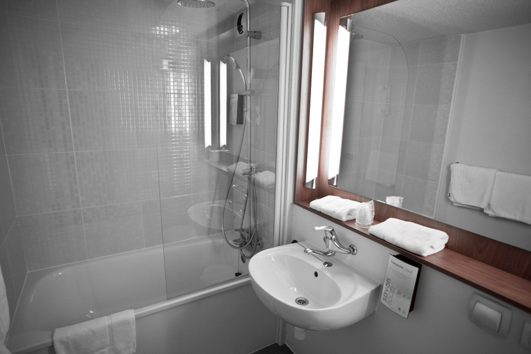Bathroom 4, Brit Hotel Quimper Sud, Finistère