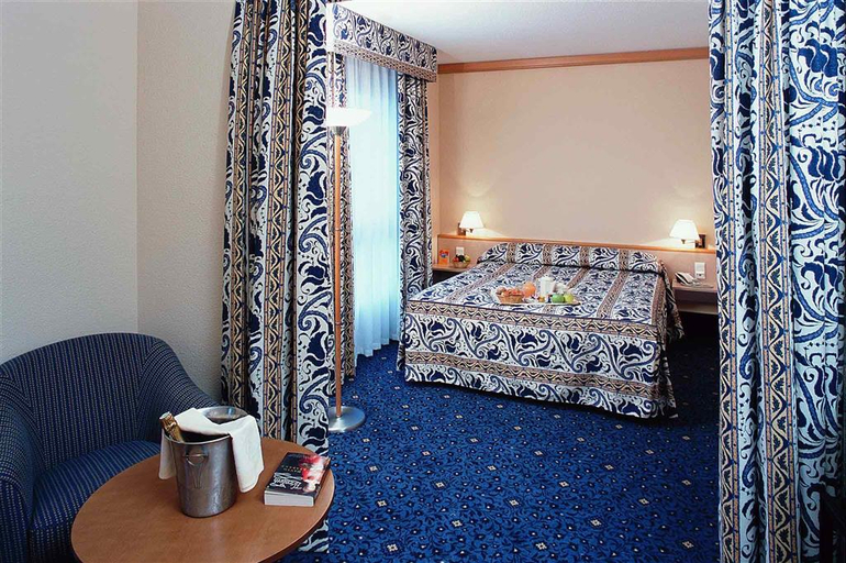 Bathroom 5, Demeures de campagne Château de Fontainebleau – Mercure, Seine-et-Marne