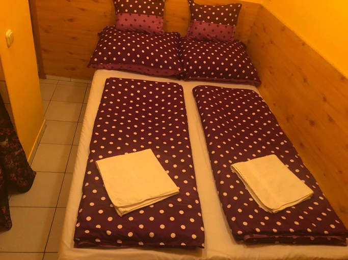 Bedroom 4, Sashalom Hotel, Budapesti