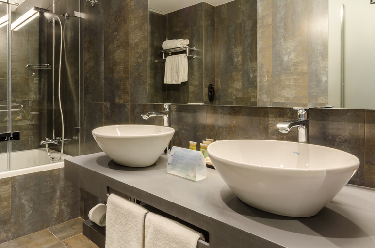 Bathroom 13