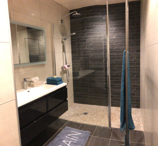 Bathroom 3, Le Figarelou, Cantal