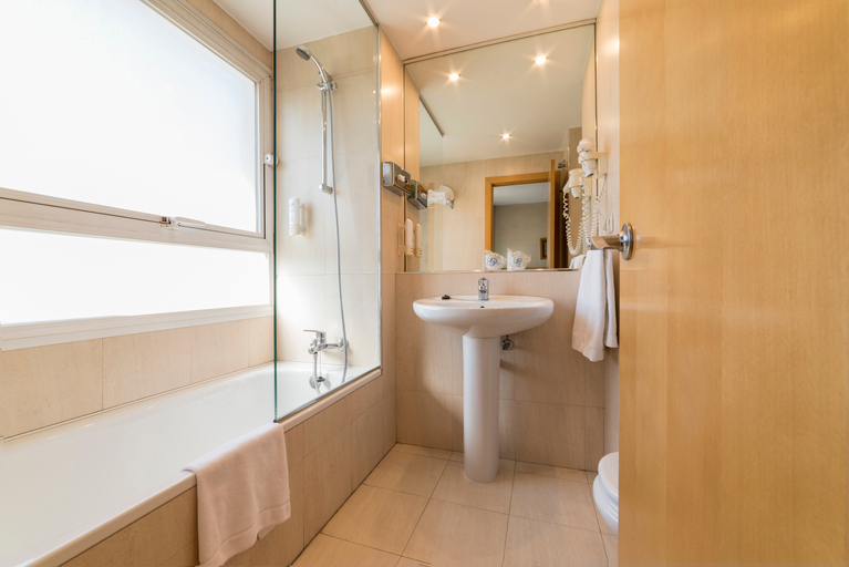 Bathroom 4, Infanta Mercedes, Madrid