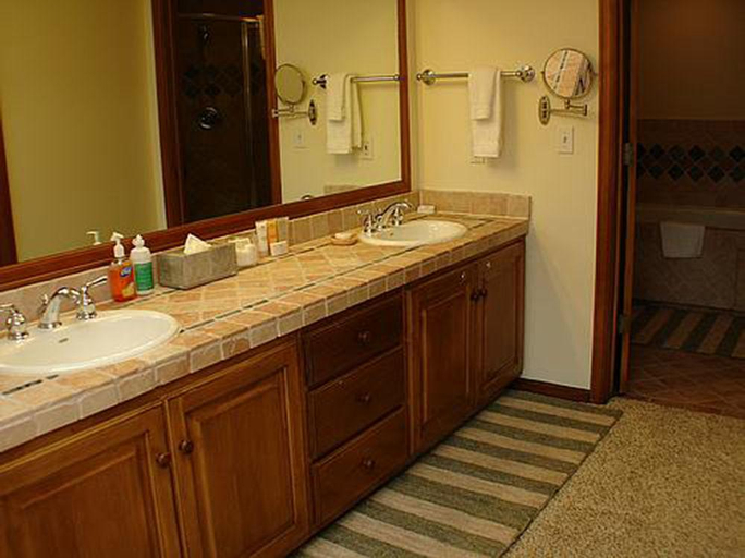 Bathroom 4, The Caledonian, Summit