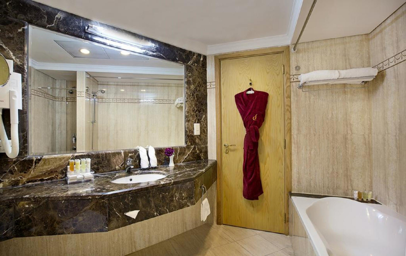 Bathroom, DoubleTree by Hilton Dubai Port Saeed, Dubai