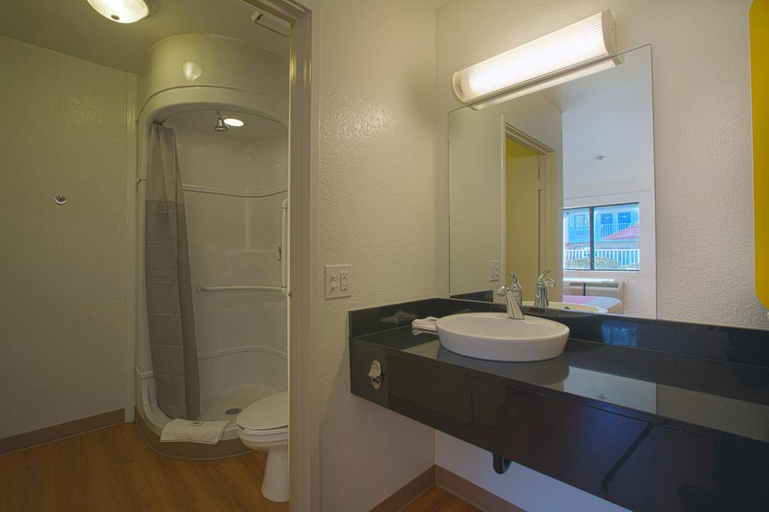 Bathroom 5, West Ashley Inn, Charleston