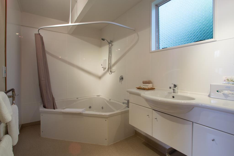 Bathroom 4, Balmoral Lodge Motel, Invercargill