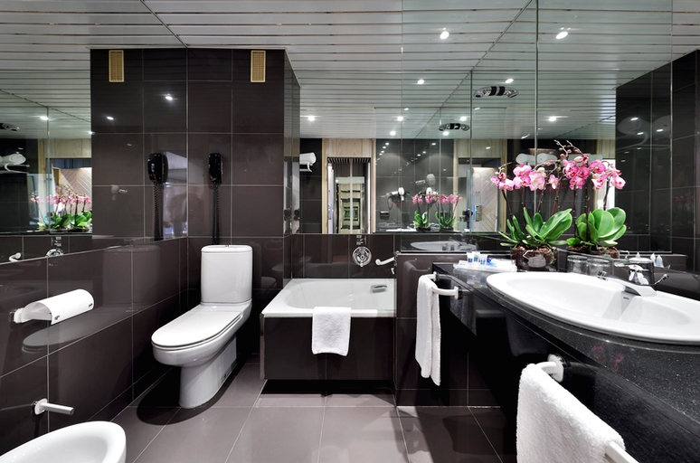 Bathroom 5, B&B hotel Burgos, Burgos