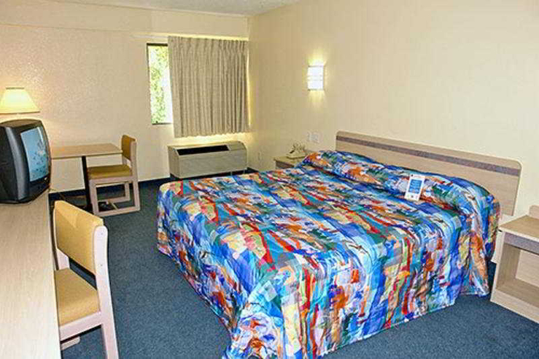 Bedroom 5, Motel 6 East Brunswick, Middlesex