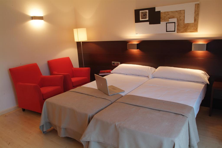 Bedroom 1, Royal Marina Gardens, Barcelona