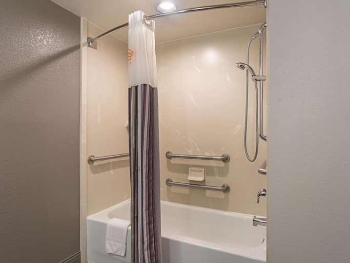 Bathroom 5, La quinta by wyndham baltimore bwi airport, Anne Arundel