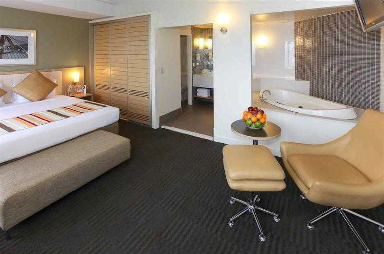 Bathroom, Novotel Melbourne St Kilda, Melbourne