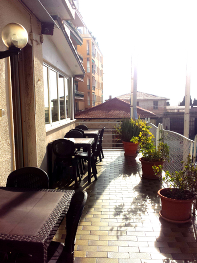 Exterior & Views 27