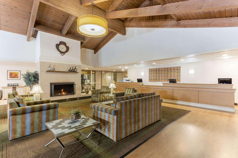 Public Area 2, La Quinta Inn & Suites by Wyndham Redding, Shasta