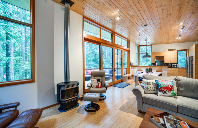 Public Area 3, Mt. Baker Lodging Cabin 42 – Pets OK, WIFI, Sleeps 4! by MBL, Whatcom