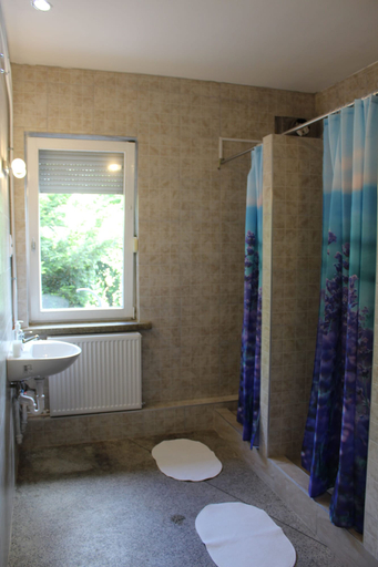Bathroom 5, Sashalom Hotel, Budapesti
