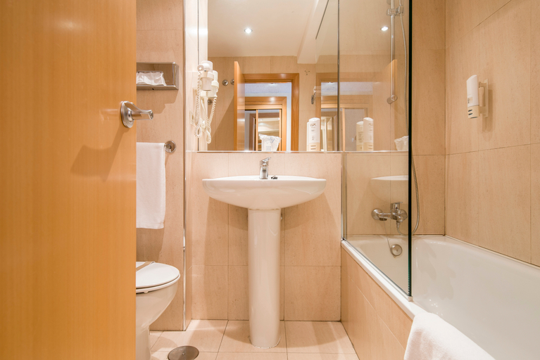 Bathroom 4, Infanta Mercedes, Madrid