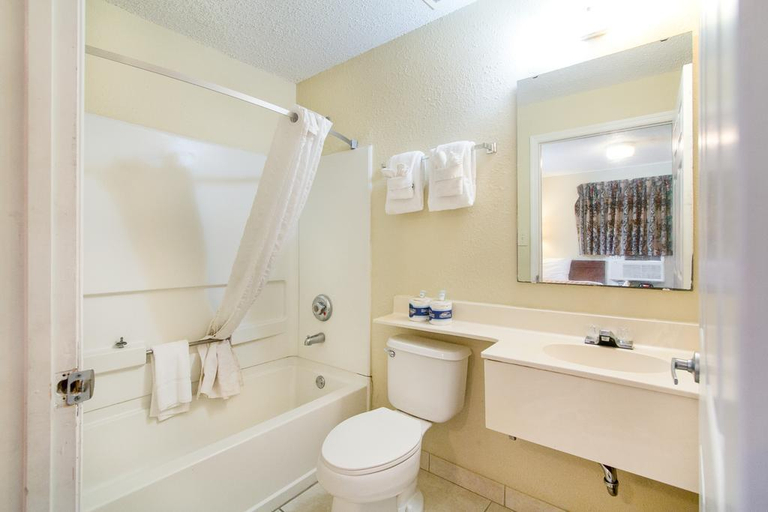 Bathroom 5, Hometowne Studios Orlando - Casselberry, Seminole