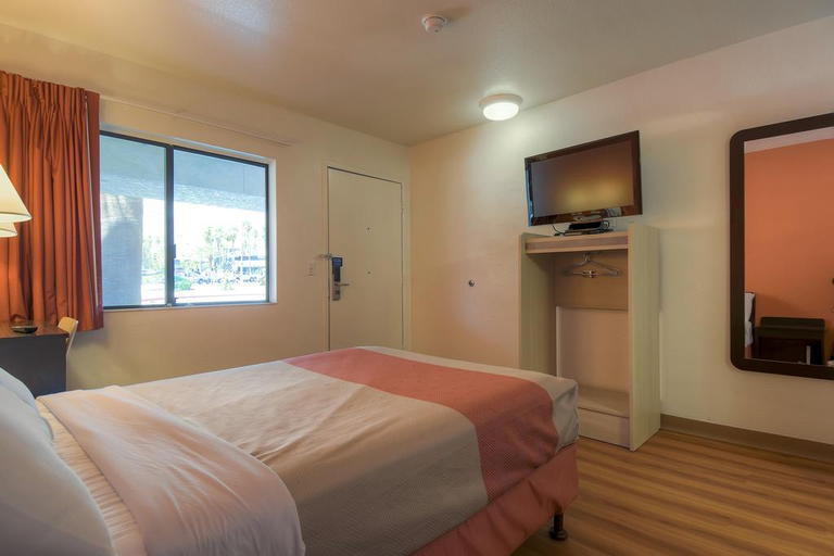 Bedroom 3, Motel 6 Palm Springs Downtown, Riverside