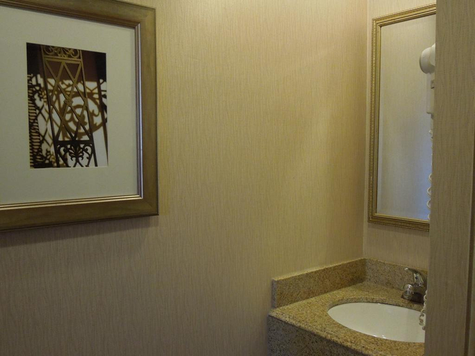 Bathroom 4, The Embassy Inn, Washington D.C.