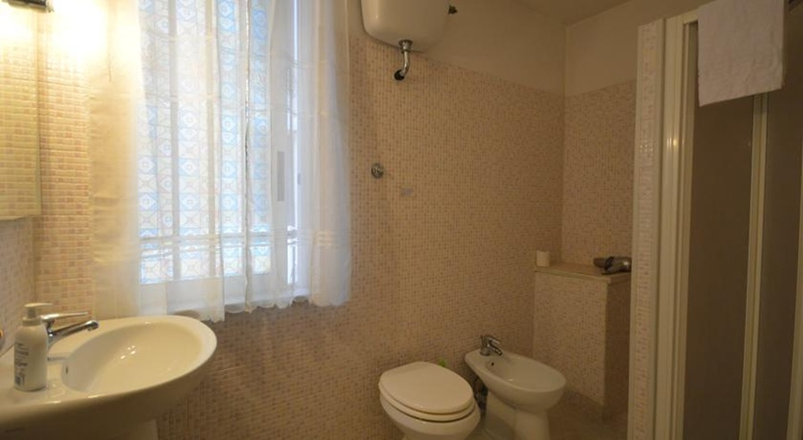 Bathroom 4, Alexis, Rome