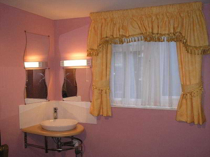 Bathroom 4, Sheriff Hotel, London