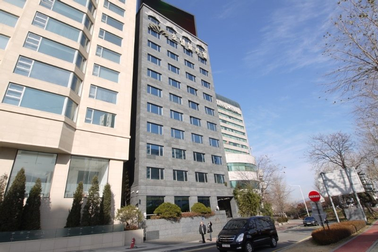 Exterior & Views