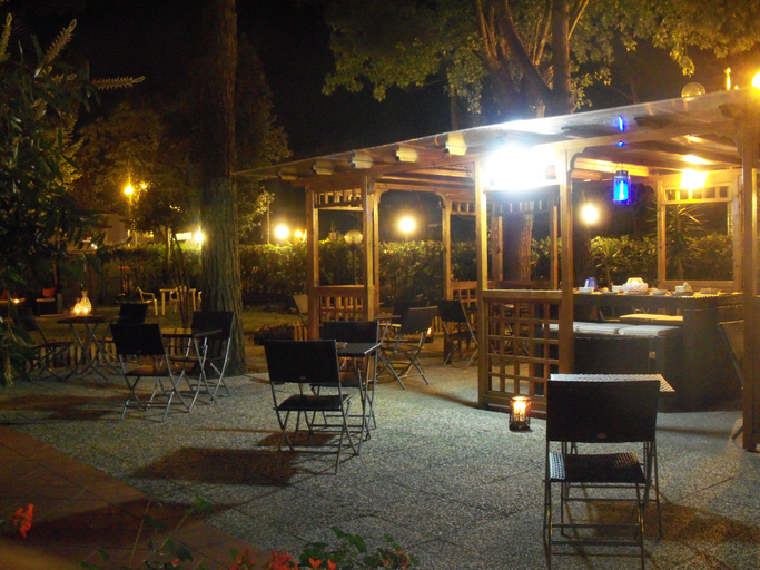 Public Area 2, Storyville Simple Stay - Special Offers, Massa Carrara