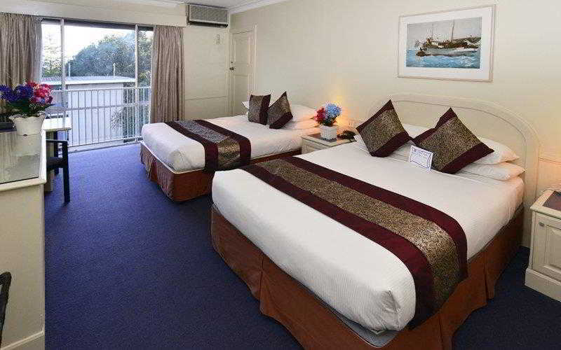 Twin Towers Inn, Willoughby