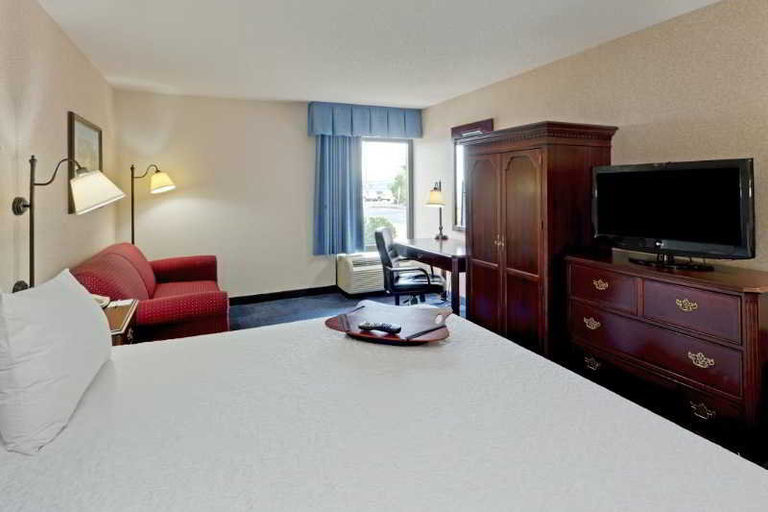 Bedroom 4, Hampton Inn Harrisonburg - University, Harrisonburg