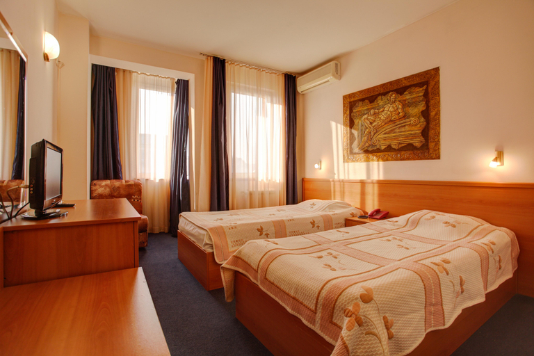 Bedroom 4, Central Plaza Hotel, Stolichna