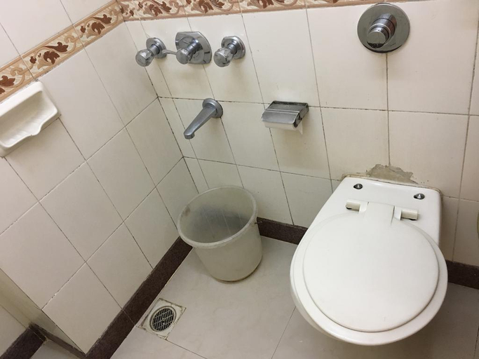 Bathroom, Milan International, Mumbai Suburban