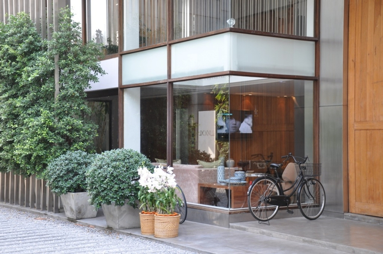 Exterior & Views 28
